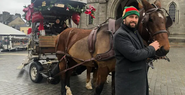 photo  la calèche des écuries de suisse normande attend ses passagers sur la place saint-germain de flers (orne).  &copy;  ouest-france 