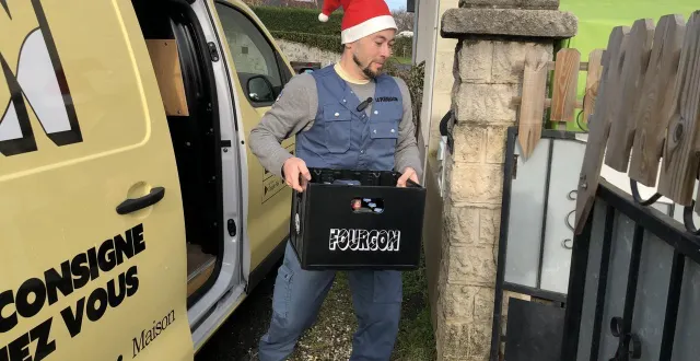 photo  l’entreprise le fourgon livre des bouteilles consignées dans tout le maine-et-loire.  &copy;  ouest-france 