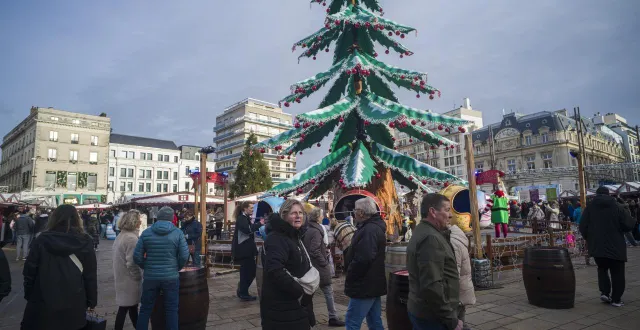 photo  sur le marché de noël du mans, on oublie la morosité du contexte. place aux fêtes de fin d’année, cette trêve qui approche tout doucement.  &copy;  le maine libre denis lambert 