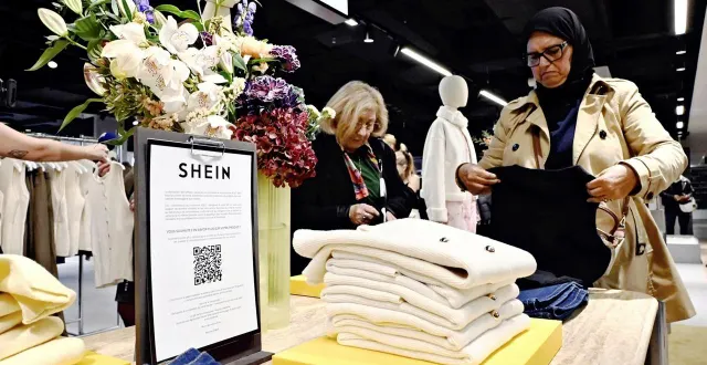 photo  si les clients fréquentent les allées de la boutique shein à paris, ils ne passent pas forcément par la caisse.  &copy;  afp 