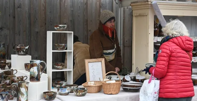 photo  devant un stand de céramiques, lors d’une précédente édition du marché de noël bio et sauvage, à fontenai-les-louvets.  &copy;  archives ecoscovia 