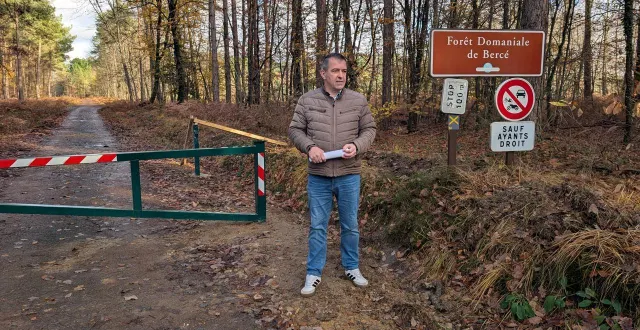 photo  en forêt de bercé, mickaël allard a découvert la barrière métallique fermant la route forestière menant à son village de verneil-le-chétif, dans la sarthe.  &copy;  ouest-france 