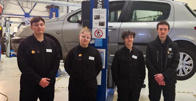 photo  les jeunes kenzo bruyère, sara evrard, timéo gouinot et grégory hamel participent au nettoyage de voitures et au changement de pneus pour 5 € en faveur du téléthon.  &copy;  ouest-france 