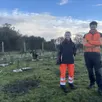 photo  l’équipe s’active à la plantation sous la supervision de chloé cagnat et ennio chasson-raveneau 