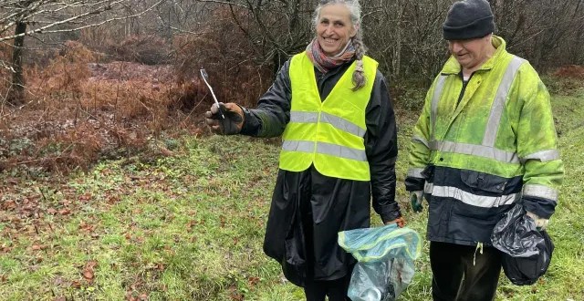 photo  parmi les déchets ramassés, dimanche 7 décembre 2025 en forêt d’écouves : une vieille brosse à dents.  &copy;  ouest-france 
