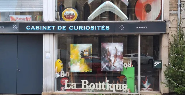 photo  devanture du cabinet de curiosités à briouze  &copy;  ouest-france 