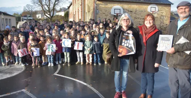 photo  les galettes des rois de la boulangerie gabillard cacheront des fèves de collection réalisées à partir d’affiches créées par la photographe catherine belay. 50 centimes par galette achetée du 26 décembre au 28 février seront reversés à l’école de sainte-gemmes-d’andigné.  &copy;  co – joël audouin 