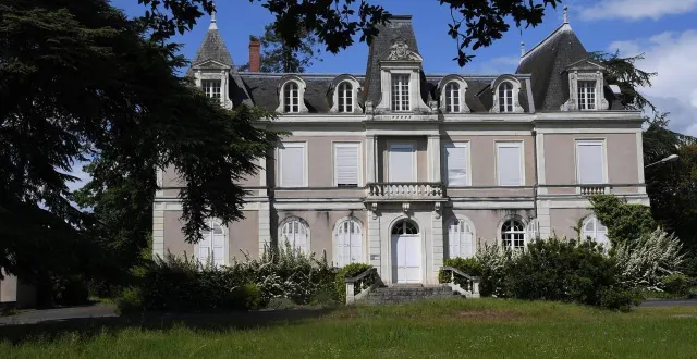 photo  sainte-gemmes-sur-loire, avril 2018. le château de la roche-morna qui domine le fleuve et le jardin méditerranéen est de nouveau à vendre. il y a urgence car le site se dégrade.  &copy;  archives co - laurent combet 