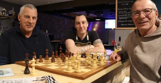 photo  dominique rassinoux, kevin carlier, le patron du bar les élixirs et michel pacquot, président du fou du roi, invitent à les rejoindre pour des soirées échecs au bar, un mercredi soir par mois à la flèche (sarthe).  &copy;  ouest-france 
