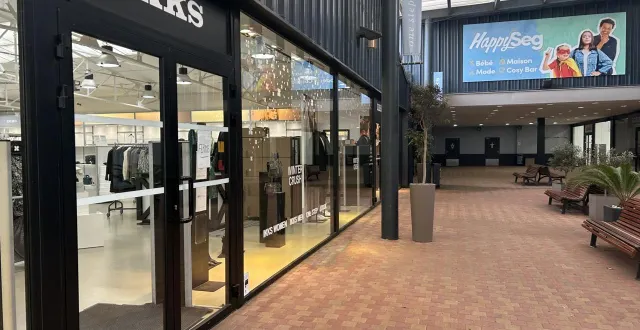 photo  la séguinière, lundi 8 décembre. la boutique ikks women men a fermé ses portes au sein du centre commercial happy seg.  &copy;  co – freddy reigner 