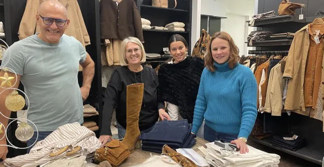 photo  carlos et marie-laure ferreira en compagnie de leurs employées tiffany et caroline préparent la liquidation de week-end pour elle et lui qui débute à partir du mercredi 10 décembre 2025. ils vont se recentrer sur autre activité sur la côte vendéenne.  &copy;  ouest-france 