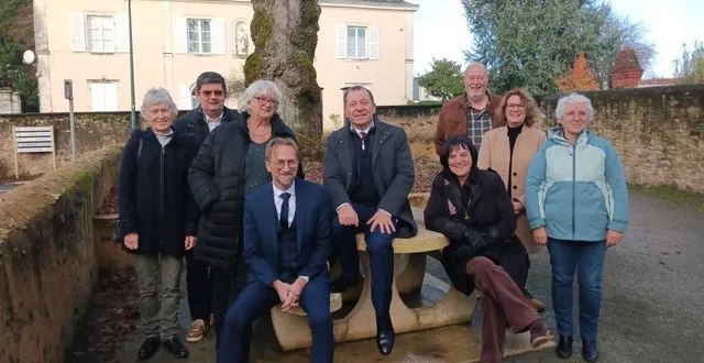 photo  sébastien gouhier, assis au centre, avec huit de ses colistiers  &copy;  ouest-france 