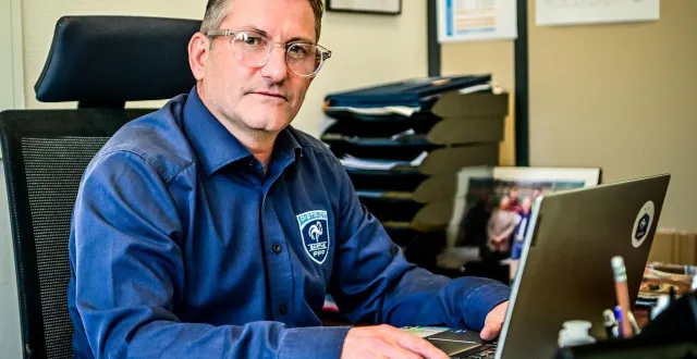 photo  président du district de la sarthe, frédéric davy veut plus de sécurité autour du stade d’allonnes.  &copy;  le maine libre - yvon loué 