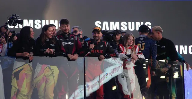 photo  les produits dérivés aux couleurs de toutes les équipes se sont arrachés.  &copy;  archives le maine libre - léo hoft 