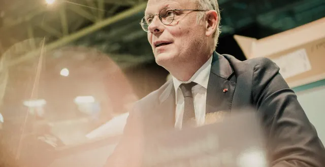 photo  édouard philippe, lors du congrès des maires et des présidents d’intercommunalités de france, à paris, le 19 novembre 2025.  &copy;  bastien ohier / hans lucas via afp 