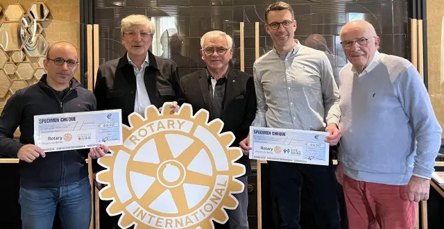 photo  de gauche à droite : benoît akaoui, directeur de la ressourcerie ; frédéric colas président du rotary-club ; daniel soul, responsable de l’action golf ; nicolas paillocher, directeur de la cité des soins ; claude gillet, membre du rotary-club.  &copy;  ouest-france 