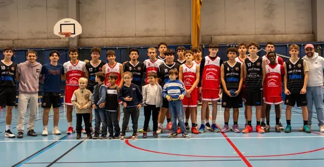 photo  les six jeunes u9 masculin devant leurs six parrains u18 en rouge et blanc.  &copy;  ouest-france. 