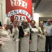 photo  à gauche, tony berger, directeur de la résidence autonomie du val-de-l’isle, aux côtés des participants au concours des desserts. 