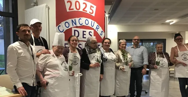 photo  à gauche, tony berger, directeur de la résidence autonomie du val-de-l’isle, aux côtés des participants au concours des desserts.  &copy;  ouest-france 