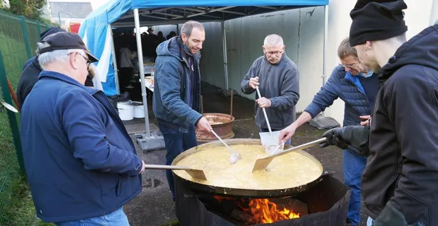 photo  samedi, les sapeurs-pompiers de la commune ont préparé leur traditionnelle omelette géante cuite au feu de bois. une initiative en lien avec l’association les villages tinchebrayens qui est à la manœuvre. la recette est simple : champignons, lardons, un feu de bois, mais aussi des œufs. il en aura fallu 1 600 cette année pour satisfaire les 363 convives qui auront participé à ce repas dont les bénéfices seront entièrement versés pour le téléthon.  &copy;  ouest-france 