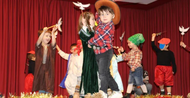 photo  le spectacle de noël des enfants de l’école notre-dame a été donné dans une salle armontel bondée, samedi. l’établissement organise son marché de noël, jeudi 18 décembre, dans la cour, de 11 h 30 à 12 h 30 et de 16 h 15 à 18 h 30.  &copy;  ouest-france 