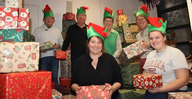 photo  une partie des lutins du jardin de colas, à l’œuvre, avec de gauche à droite : anaïs schreiber et léa tireau (au premier plan) ; julien prével, guy et jocelyne cousin, et antoinette gérome.  &copy;  ouest-france 