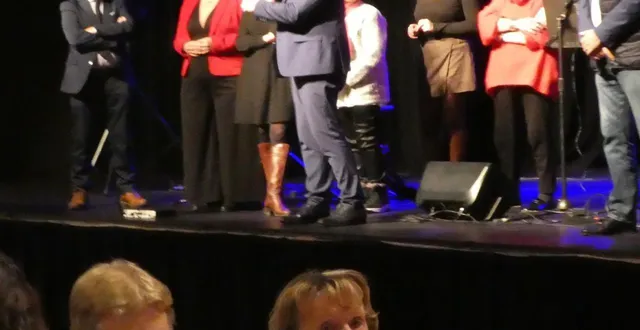 photo  christophe rouillon, le maire, a rendu hommage à alain pecatte, conseiller et président du club des retraités.  &copy;  ouest-france 