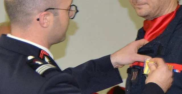 photo  le sergent-chef damien oger reçoit la médaille d’honneur, échelon argent, pour ses vingt ans de service, des mains du capitaine matthieu leduc, représentant du service épartemental d’incendie et de secours (sdis 72).  &copy;  ouest-france 