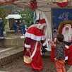 photo à la gratuiterie, voilà deux ans, les enfants rencontraient le père noël et recevaientdes chocolats de mère noël.