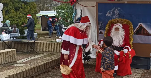 photo  à la gratuiterie, voilà deux ans, les enfants rencontraient le père noël et recevaientdes chocolats de mère noël.  &copy;  archives ouest-france 
