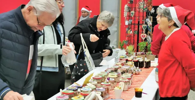 photo  certains ont leurs habitudes au marché du gma, comme camille (veste blanche) qui vient pour les sucettes en chocolat.  &copy;  le maine libre 