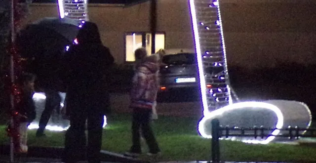 photo  l’arche en forme de note a été l’attraction du lancement des illuminations.  &copy;  le maine libre 