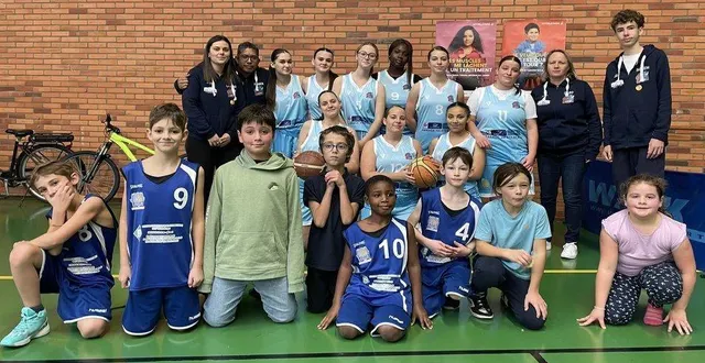 photo  deux des quatre équipes qui ont joué dans le cadre du téléthon.  &copy;  le maine libre 