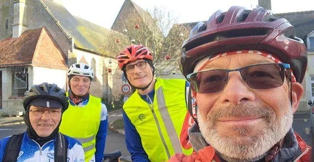 photo  michel sireau (au premier plan) a été accompagné par trois membres du club cyclo castélorien.  &copy;  le maine libre 