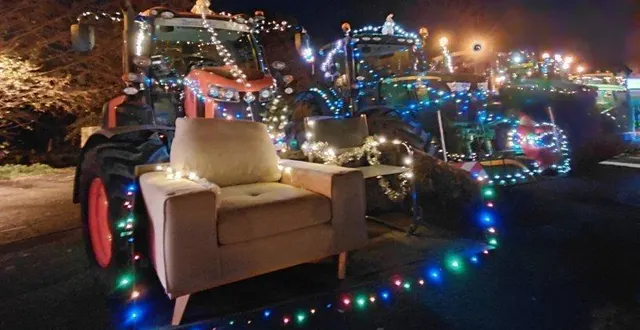 photo  vingt-quatre tracteurs participaient à la parade.  &copy;  le maine libre 