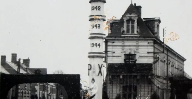 photo  la colonne de la paix avait été dressée à la jonction de la rue de la pelouse et celle de la gare.  &copy;  collection privée m. cerisier 