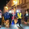 photo en trottinette et entouré de ses « lutins sportifs », le père noël fait une entrée magique sur la place du marché.