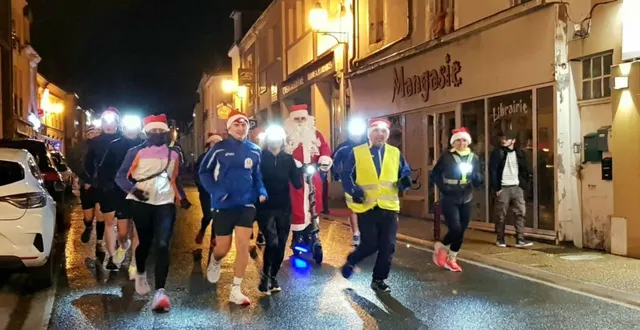 photo  en trottinette et entouré de ses « lutins sportifs », le père noël fait une entrée magique sur la place du marché.  &copy;  le maine libre 