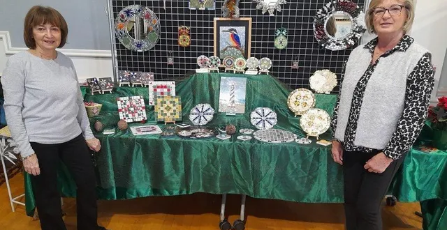 photo  claire castillo et patricia cabrol partagent la même passion pour la mosaïque.  &copy;  co 