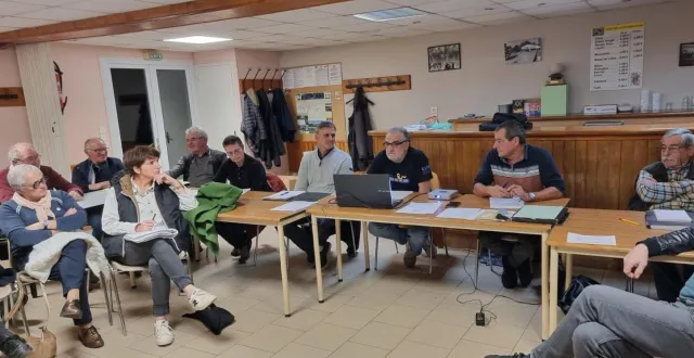 photo  le club des cyclotouristes en assemblée générale.  &copy;  co 