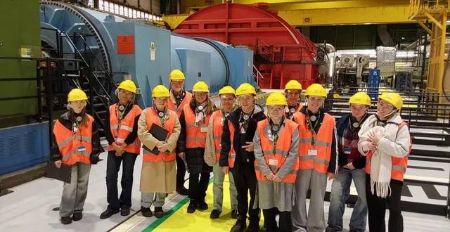 photo  les élèves de première et terminale de baccalauréat stav de la mfr le cèdre, en visite pédagogique à la centrale nucléaire de chinon.  &copy;  co 