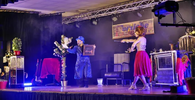 photo  le magicien fortiche et la pétillante fée fastoche sur scène.  &copy;  co 