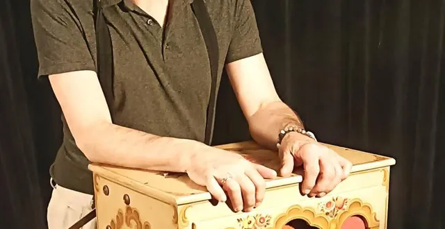 photo  le musicien florent corvaisier va égayer la place de la république avec son orgue de barbarie.  &copy;  co. 