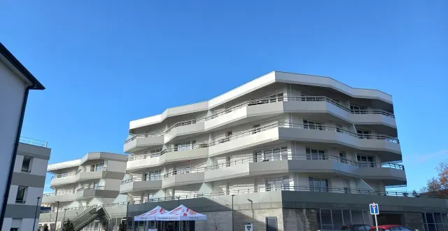 photo  à la reux, la résidence belle de malicorne, qui se compose d’un petit bâtiment de 6 appartements, à gauche, et d’un grand bâtiment de 32 appartements, à droite, a été inaugurée le 4 décembre.  &copy;  ouest-france 