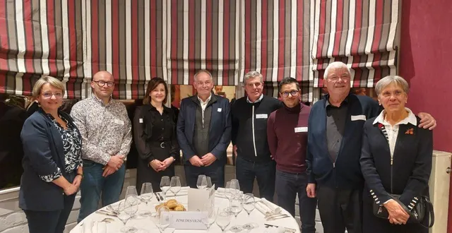 photo  virginie decroix (buisard distribution), fabrice david (le p’tit fait tout), aurélie guillemot (la sablésienne), ludovic hareng (snees), marc debord (stock box), sylvain perrin (banque populaire), andré jonart (la forestière du nord) figurent au rang des nouveaux dirigeants et adhérents du club de développement du pays sabolien.  &copy;  mission économique 