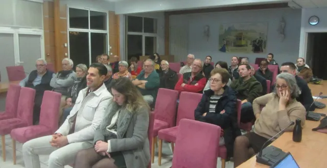 photo  des habitants de mûrs au début de la réunion de concertation.  &copy;  ouest-france 