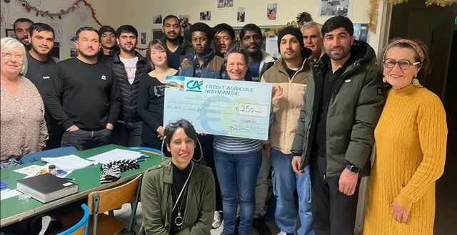 photo  les mots du bout du monde a reçu un chèque de soutien du crédit agricole, des mains de thierry charles et geneviève guesdon, vendredi.  &copy;  les mots du bout du monde 