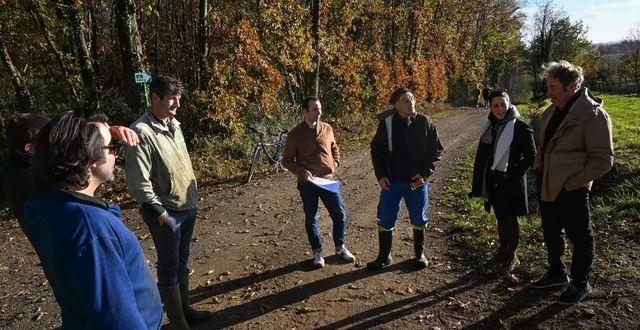 photo  thouarcé, le 18 novembre 2025. le collectif d’habitants ne dénonce pas l’ensemble du projet mais l’artificialisation de pistes existantes en bon état.  &copy;  co - laurent combet 