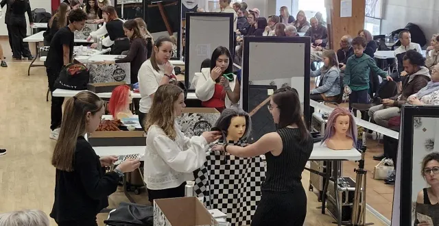 photo  à sillé-le-guillaume, c’était concours de coiffure pour 54 candidats venus de toute la région pays de la loire.  &copy;  photo : le maine libre 