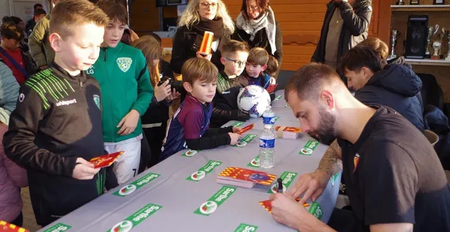 photo  la séance des dédicaces, un moment très attendu.  &copy;  le maine libre 
